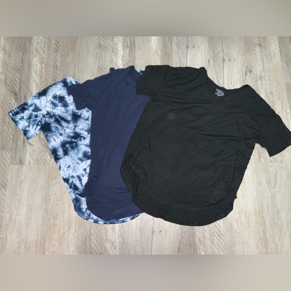 (Bin 23)  Time and Tru, 3 set high low v-neck short sleeve shirt, Size M
